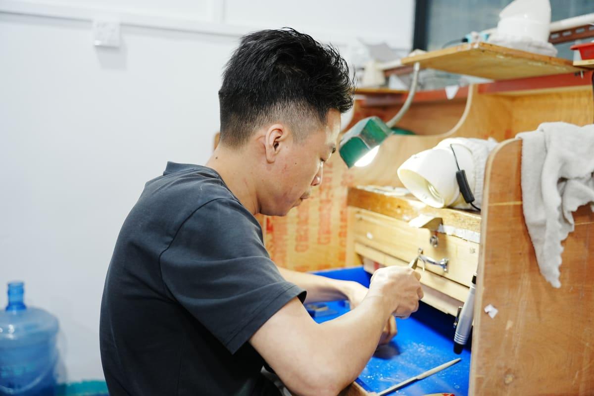 Polishing bench at the CLARVEO factory